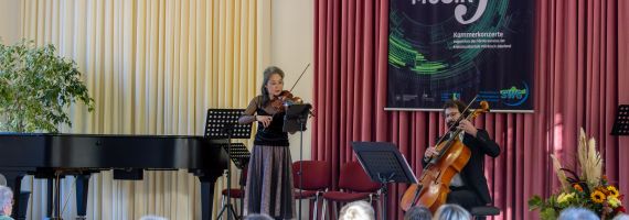 Saal mit Gästen vor Bühne 