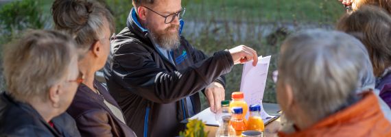 Mitarbeiter mit Mietern im Gespräch