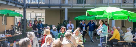 Mieter Schulstr. 1 bei Geburtstagsfeier