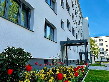 Wohnhaus — Eingang mit Blumen