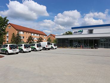 Gebäude mit Fuhrpark