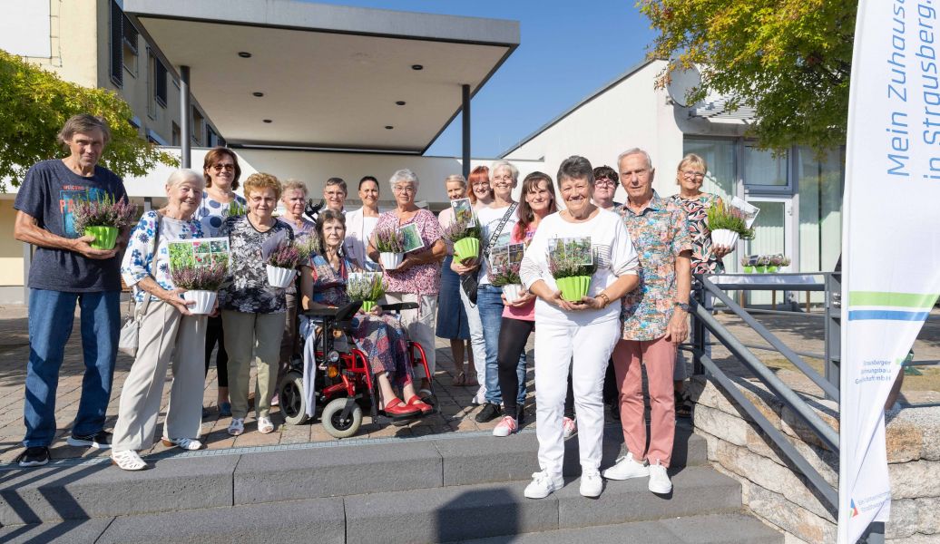 Sieger des Wettbewerbs auf Treppe vor Gaststube